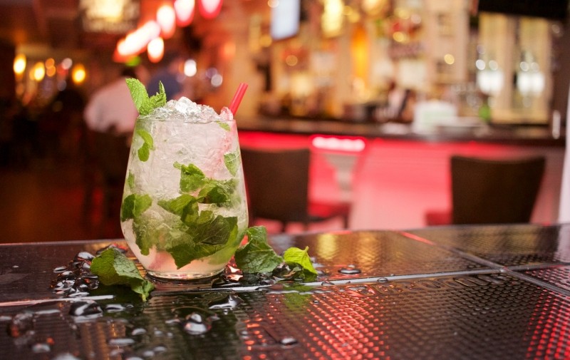 cocktail-drink-with-mint-on-bar-counter